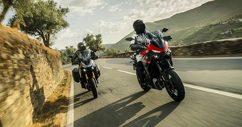 Yamaha Motorrad auf einer kurvigen Landstraße